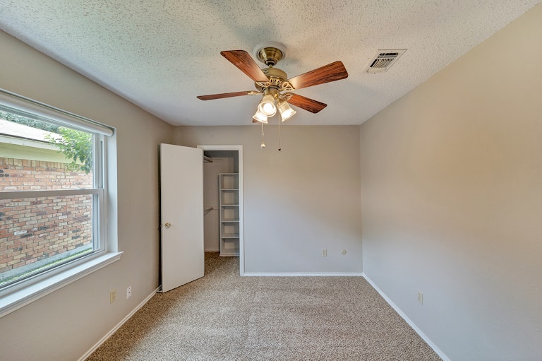 Photo 20 of 25 - 3820 Wedgworth Rd S, Fort Worth, TX 76133