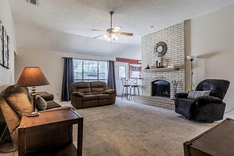 Photo 8 of 26 - 915 Felicia Ln, Arlington, TX 76017