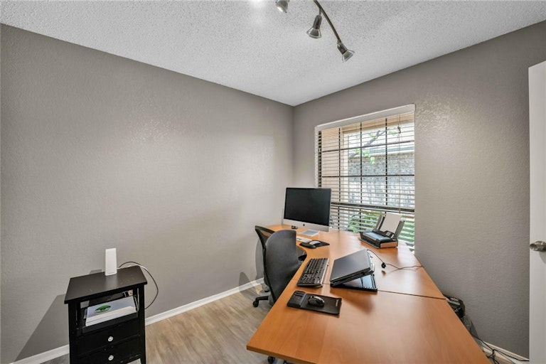 Photo 7 of 31 - 915 Azalia Dr, Lewisville, TX 75067