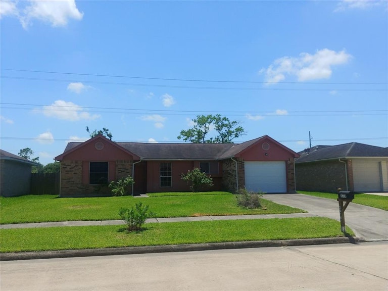 Photo 1 of 18 - 2519 Ironclad Dr, League City, TX 77573
