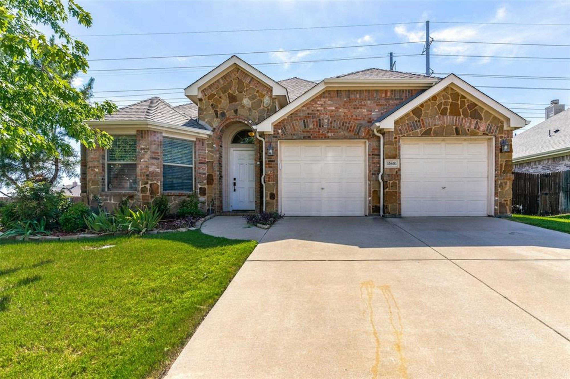 Photo 1 of 11 - 15401 Yarberry Dr, Roanoke, TX 76262