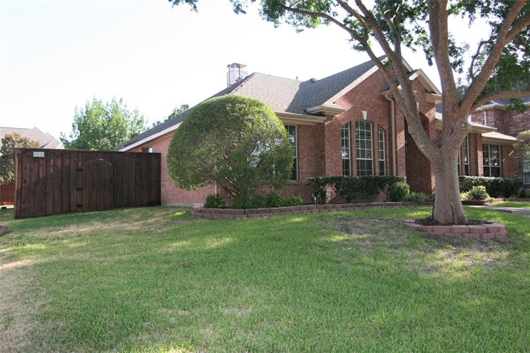 Photo 2 of 40 - 4420 Greenfield Dr, Richardson, TX 75082