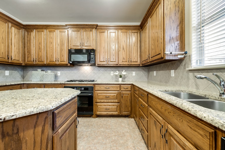 Photo 11 of 33 - 2208 Fairfax Trl, Denton, TX 76205