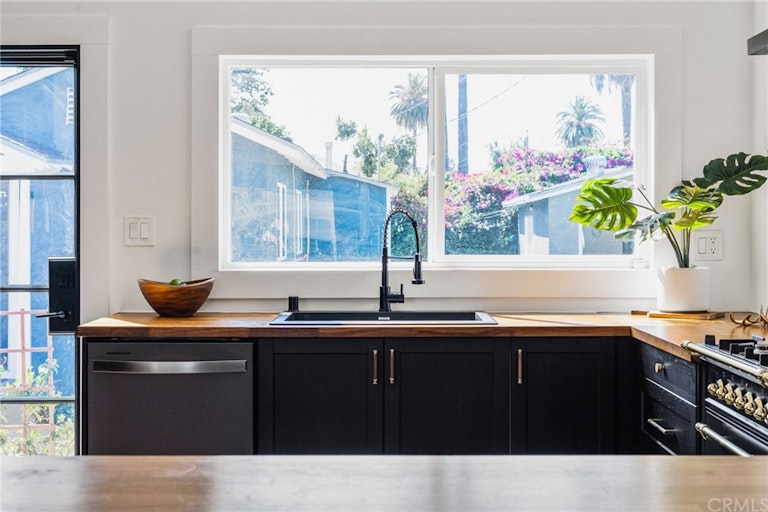 Photo 21 of 64 - 2841 S Palm Grove Ave, Los Angeles, CA 90016