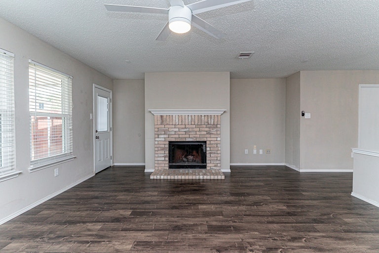 Photo 3 of 19 - 2552 Pilgrim Rest Dr, Dallas, TX 75237