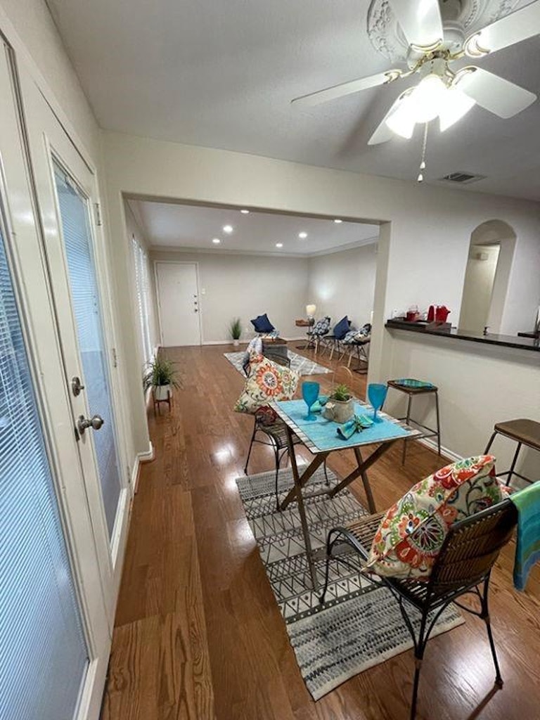 Photo 8 of 21 - 5832 Sandhurst Ln Unit B, Dallas, TX 75206