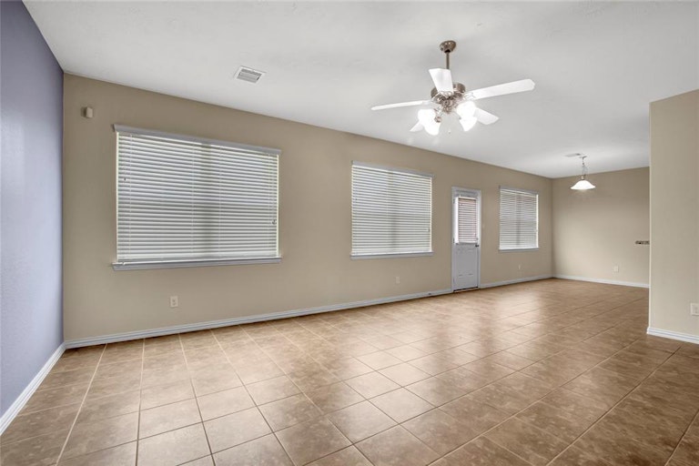 Photo 5 of 28 - 8302 Quest Ct, Rosharon, TX 77583