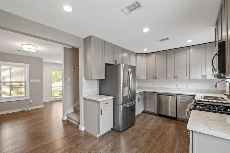 Photo 5 of 21 - 3838 Alsace St, Houston, TX 77021