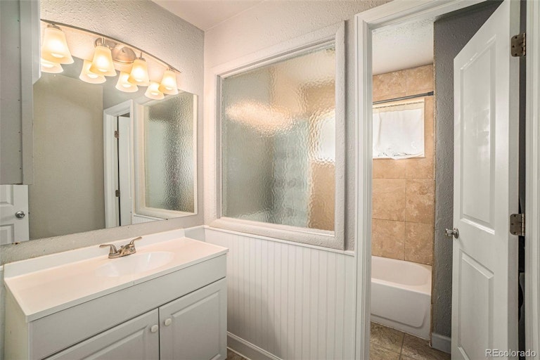Photo 11 of 22 - 1681 Evelyn Ct, Denver, CO 80229