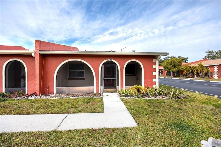 Photo 1 of 12 - 6324 Bonnie Bay Cir N, Pinellas Park, FL 33781