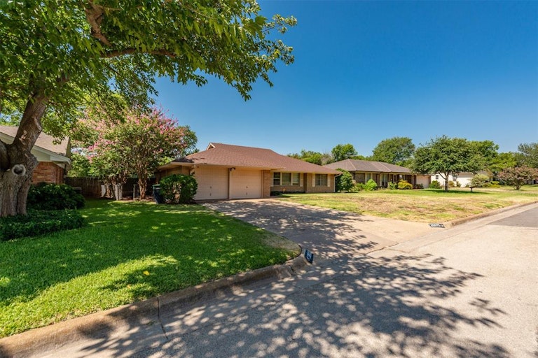 Photo 1 of 23 - 3805 Glenmont Dr, Fort Worth, TX 76133