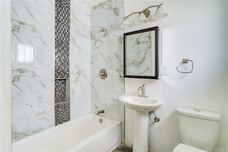 Photo 17 of 18 - 1065 Olive Ave, Long Beach, CA 90813