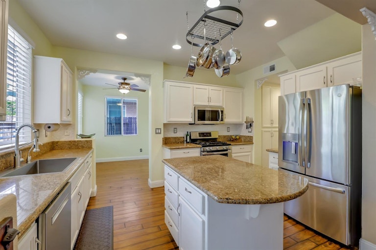 Photo 18 of 54 - 5071 Tuckerman Way, Sacramento, CA 95835