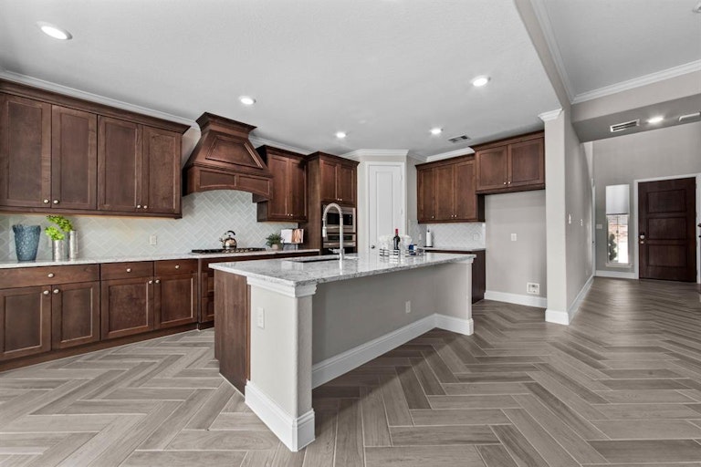 Photo 9 of 38 - 5922 Arcola Meadow Ct, Houston, TX 77059