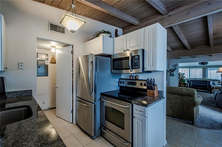 Photo 14 of 35 - 817 Harbor Dr S, Venice, FL 34285