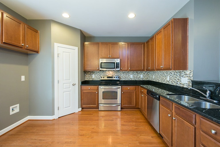 Photo 3 of 19 - 8016 Sycamore Hill Ln, Raleigh, NC 27612
