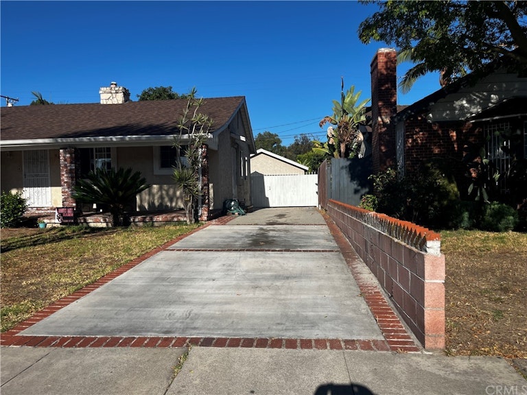 Photo 4 of 25 - 9630 Annetta Ave, South Gate, CA 90280