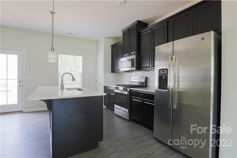 Photo 3 of 16 - 1156 Ashbury St, Charlotte, NC 28216