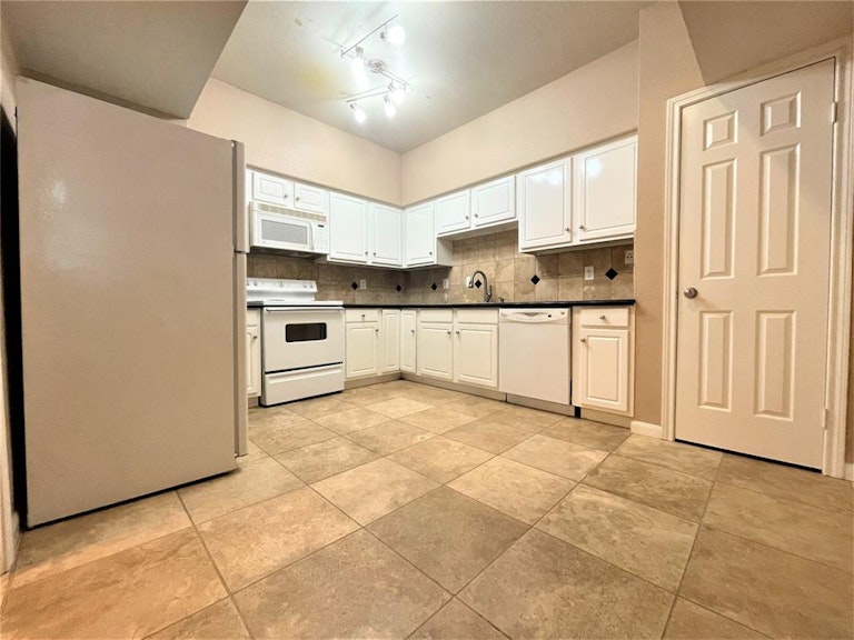 Photo 5 of 23 - 2255 Braeswood Park Dr #264, Houston, TX 77030