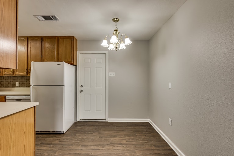 Photo 11 of 23 - 2218 Darrell Ct, Irving, TX 75060