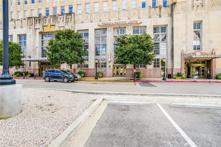 Photo 1 of 30 - 221 W Lancaster Ave #7010, Fort Worth, TX 76102