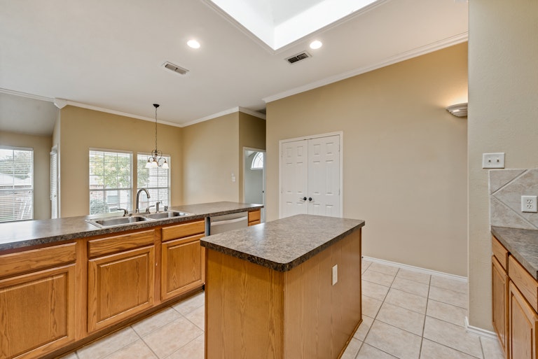 Photo 9 of 27 - 4861 Eagle Trace Dr, Fort Worth, TX 76244