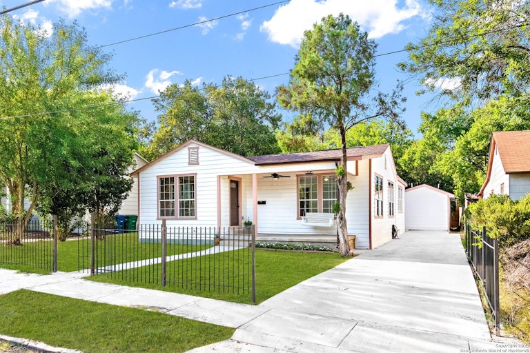 Photo 2 of 24 - 1431 W Summit Ave, San Antonio, TX 78201