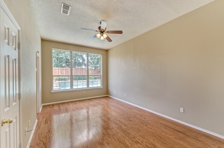 Photo 14 of 28 - 8755 Saranac Trl, Fort Worth, TX 76118