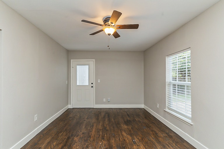 Photo 5 of 21 - 2812 E Ln, Fort Worth, TX 76116