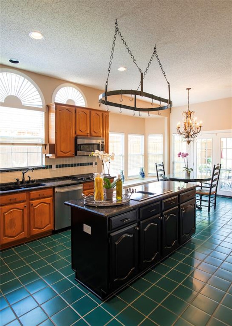 Photo 13 of 40 - 706 Cottonwood Bend Dr, Allen, TX 75002