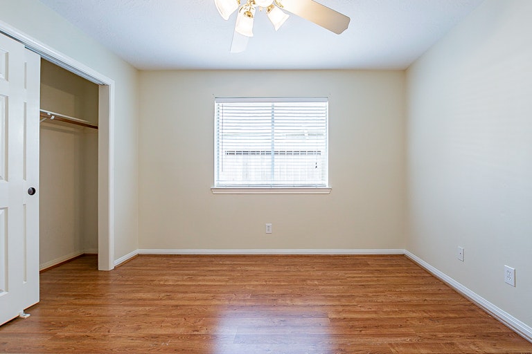 Photo 17 of 26 - 3839 Canton Dr, Pearland, TX 77584