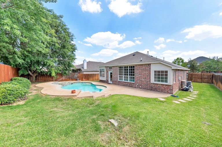 Photo 6 of 28 - 8755 Saranac Trl, Fort Worth, TX 76118