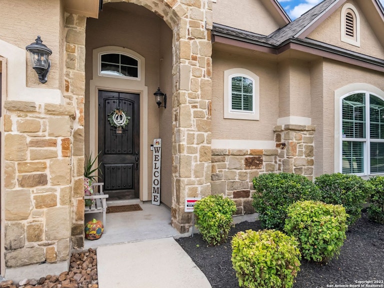 Photo 2 of 38 - 9747 Helotes Hl, Helotes, TX 78023