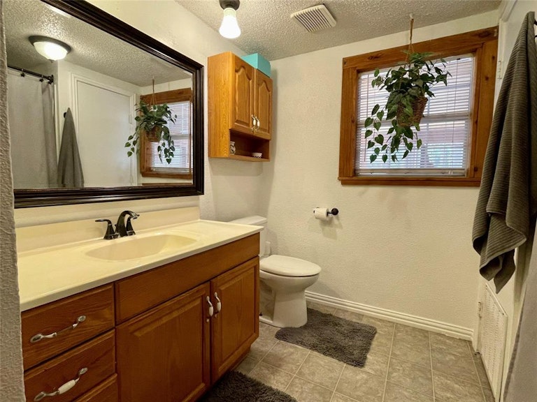 Photo 17 of 26 - 131 N Roe St, Fort Worth, TX 76108