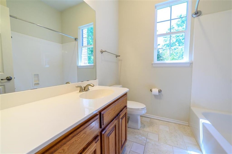 Photo 16 of 40 - 575 Chandler Dr, Aledo, TX 76008