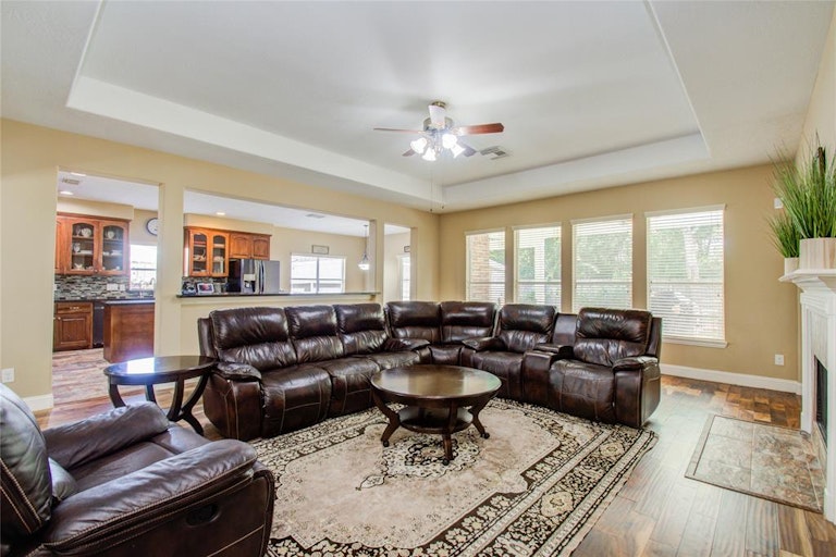 Photo 13 of 49 - 4476 Chestnut Cir, Friendswood, TX 77546