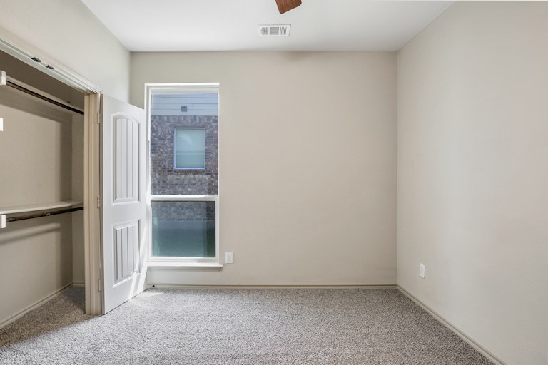 Photo 11 of 27 - 9124 Oldwest Trl, Fort Worth, TX 76131