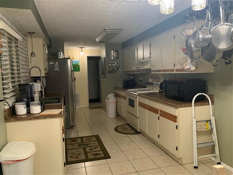 Photo 11 of 39 - 511 Cedar Grove Dr, Brandon, FL 33511