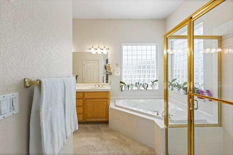 Photo 13 of 35 - 2421 Walnut Oaks Ln, Carmichael, CA 95608