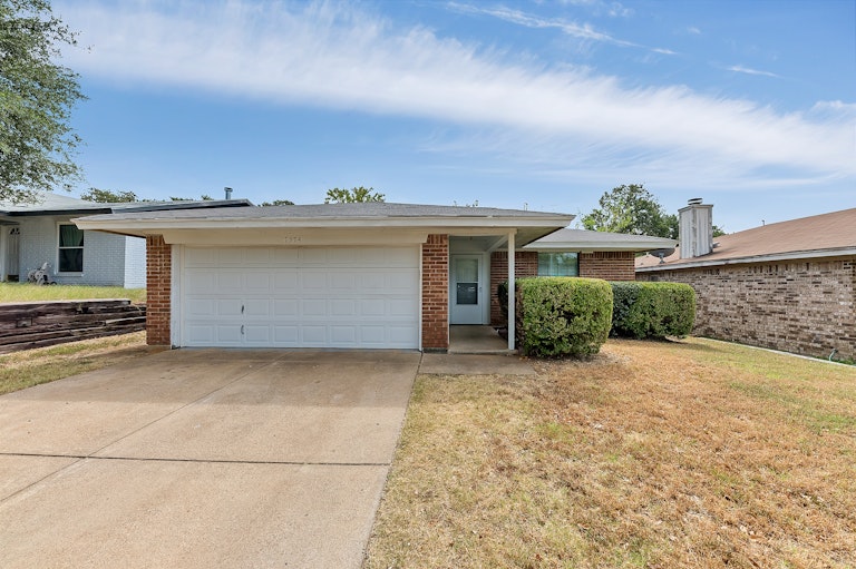 Photo 1 of 20 - 7374 Beckwood Dr, Fort Worth, TX 76112