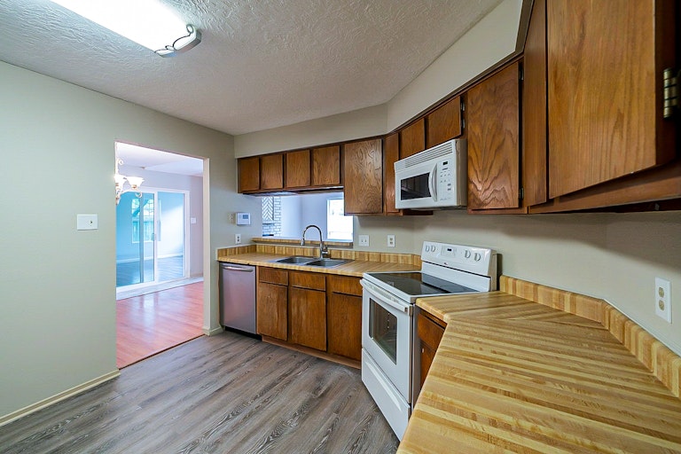 Photo 4 of 32 - 105 Greenshire Dr, League City, TX 77573