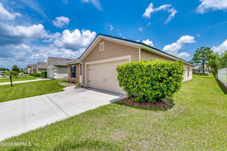 Photo 32 of 44 - 3875 Falcon Crest Dr, Green Cove Springs, FL 32043