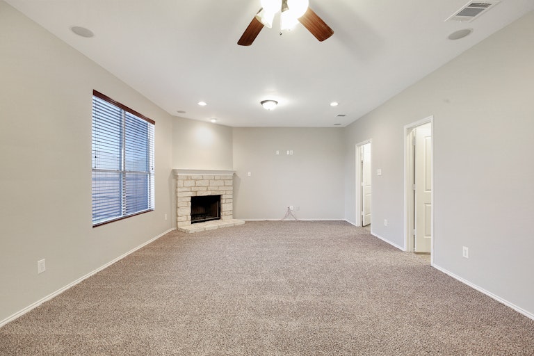 Photo 4 of 32 - 8501 Star Thistle Dr, Fort Worth, TX 76179