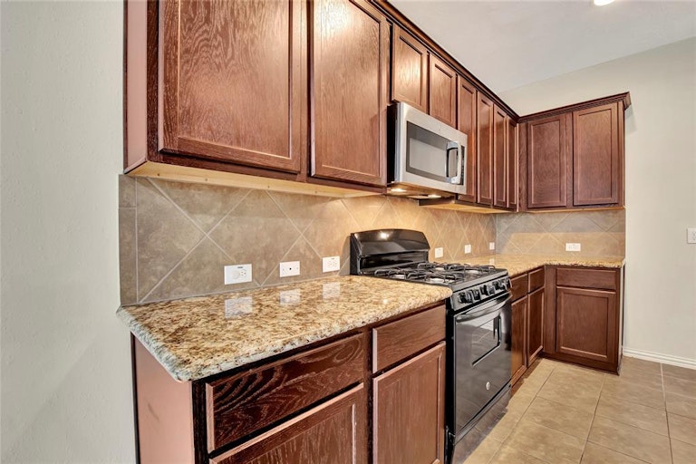 Photo 13 of 28 - 8302 Quest Ct, Rosharon, TX 77583