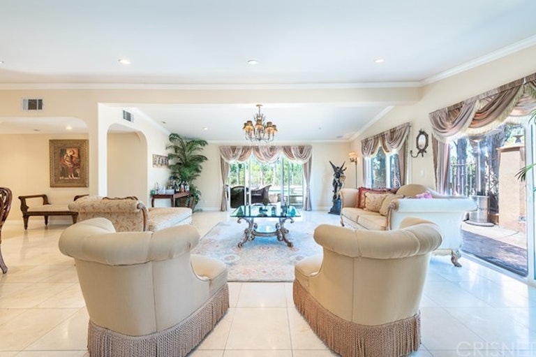 Photo 6 of 35 - 4705 Sophia Ave, Encino, CA 91436