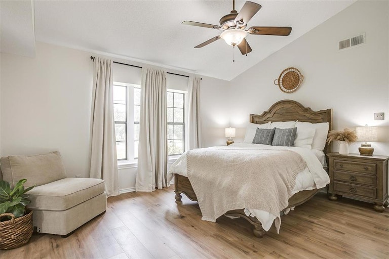 Photo 23 of 40 - 312 Emerald Ct, Burleson, TX 76028