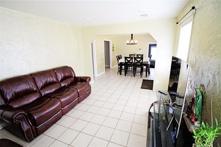 Photo 3 of 39 - 6539 Greenspan Ave, Dallas, TX 75232