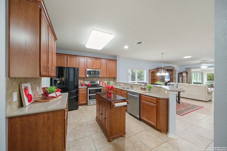 Photo 9 of 32 - 12543 Cascade Hls, San Antonio, TX 78253