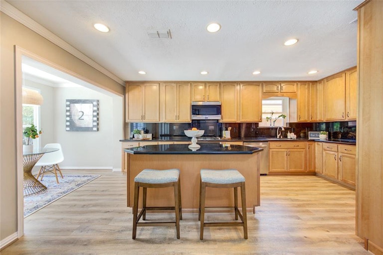 Photo 15 of 32 - 14118 Barryknoll Ln, Houston, TX 77079