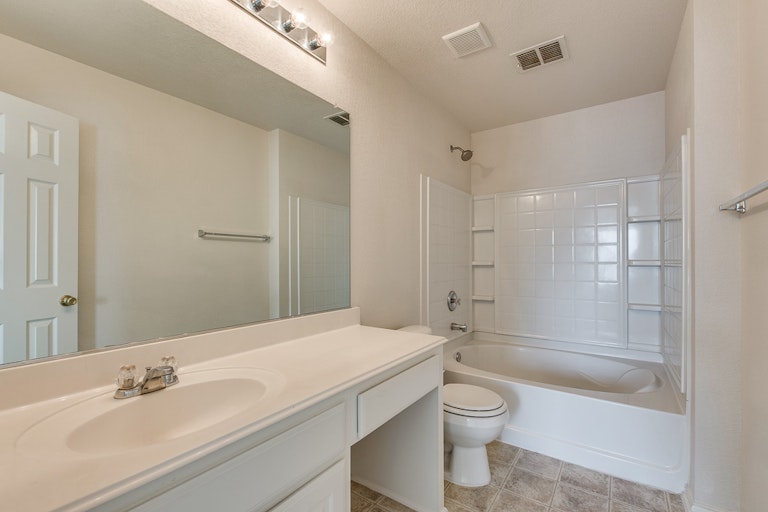 Photo 22 of 31 - 2700 Mountain Lion Dr, Fort Worth, TX 76244